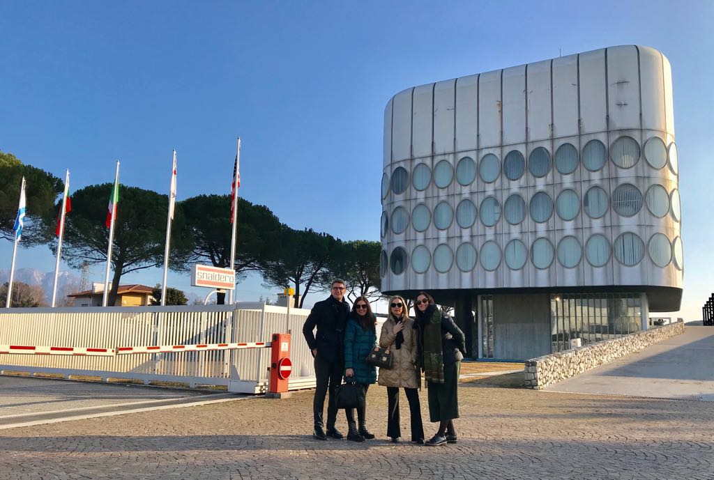 Il team di CMC davanti la sede Snaidero di Majano (Udine)